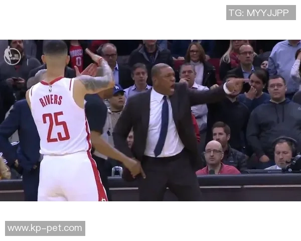 最新体育动态：从球场到更衣室全了解